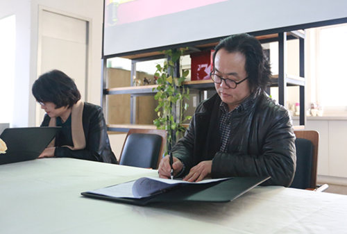   九天星韵董事长李建凤与中国戏曲学院新媒体艺术系主任谭铁志签署协议