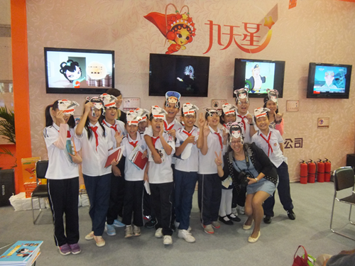 2012东莞图书馆年会，九天星展台学生合影